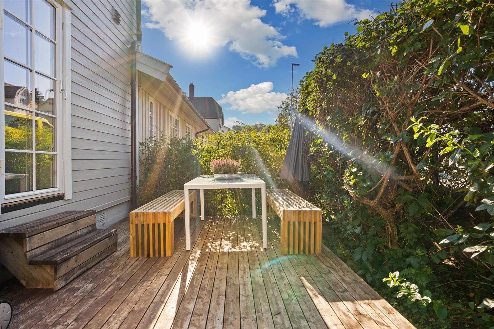 Koselig uteplass rett utenfor kjøkkenet. Galleribilde