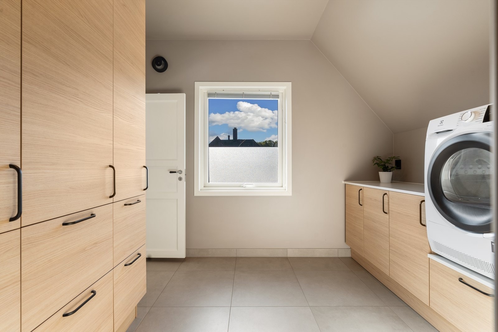 Romslig vaskerom i samme stil som badet. Her er det godt med oppbevaringsplass. Galleribilde