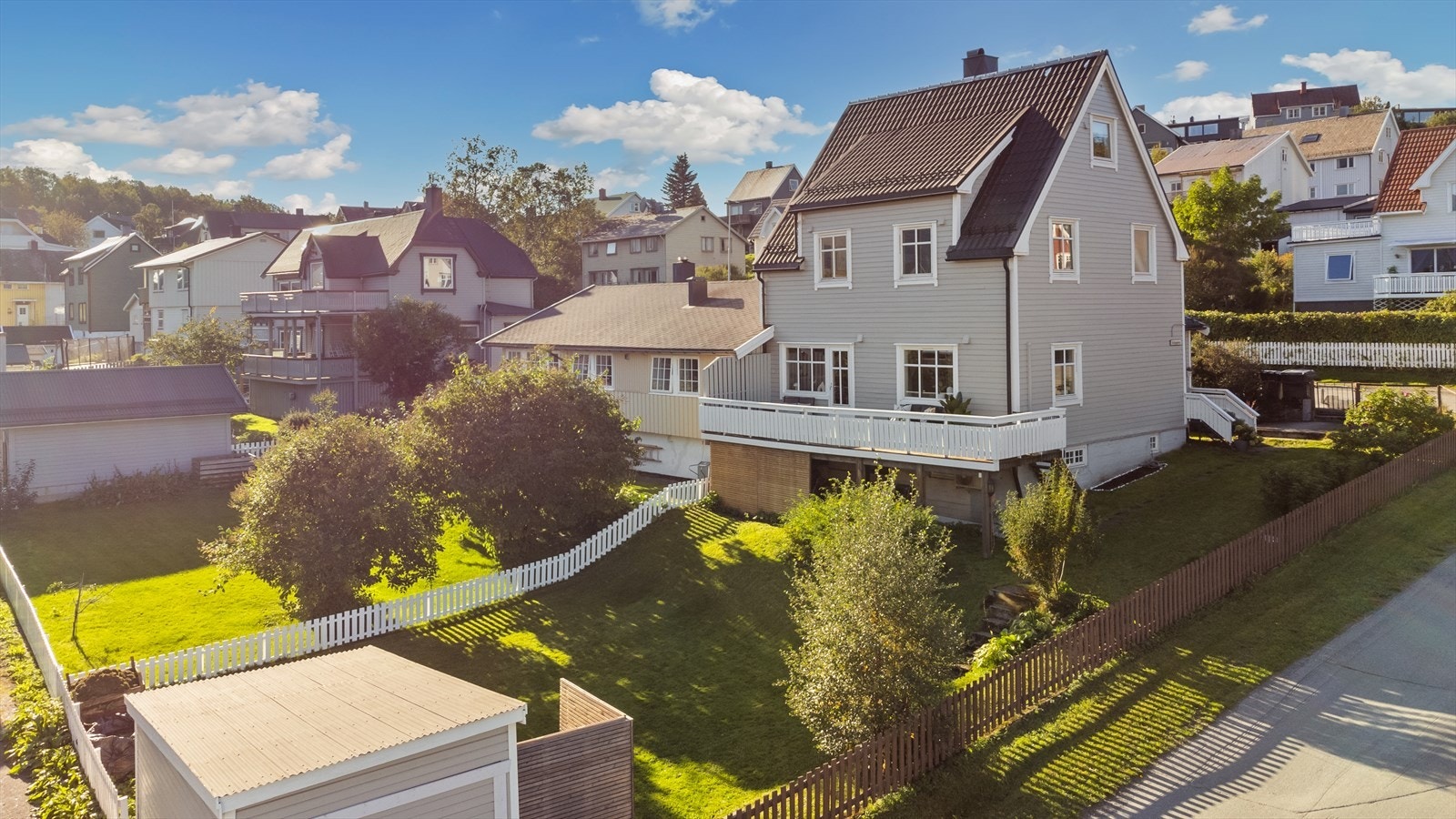 Eiendom beliggende i villastrøk på Framnes. Herfra er det kort vei til barnehage, barneskole, videregående skole, idrettsanlegg og friluftsområde. Galleribilde