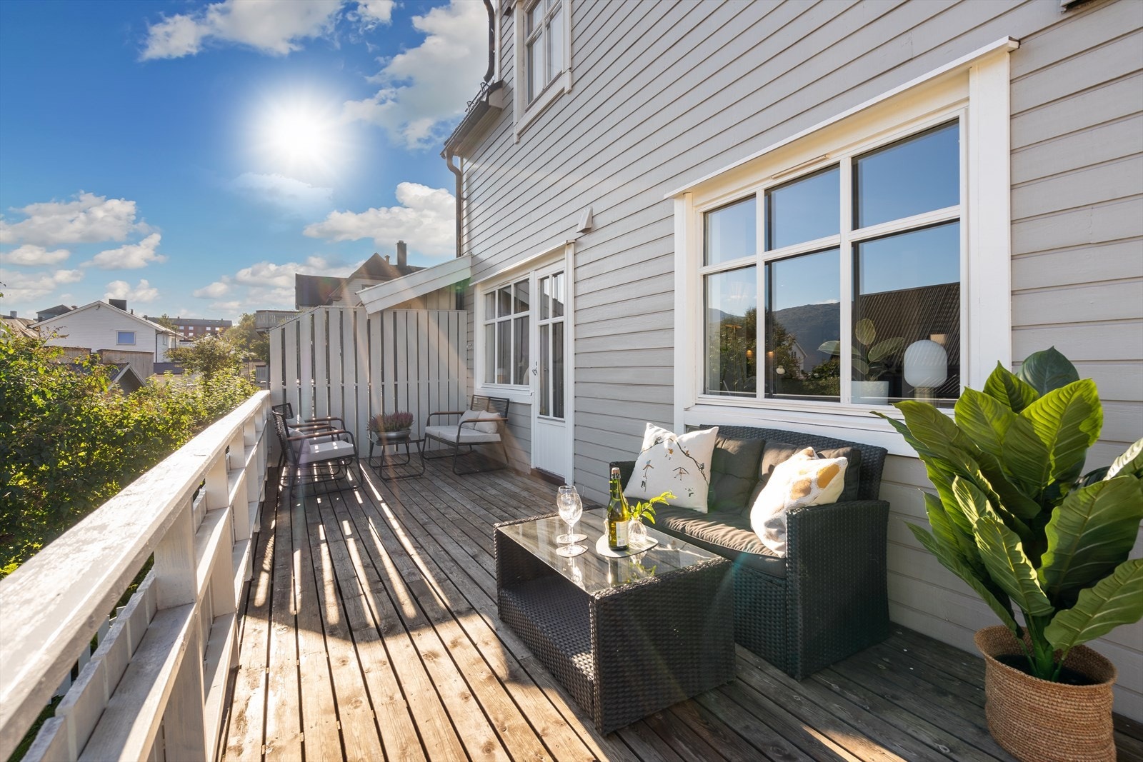 Fra spisestuen er det utgang til veranda Galleribilde