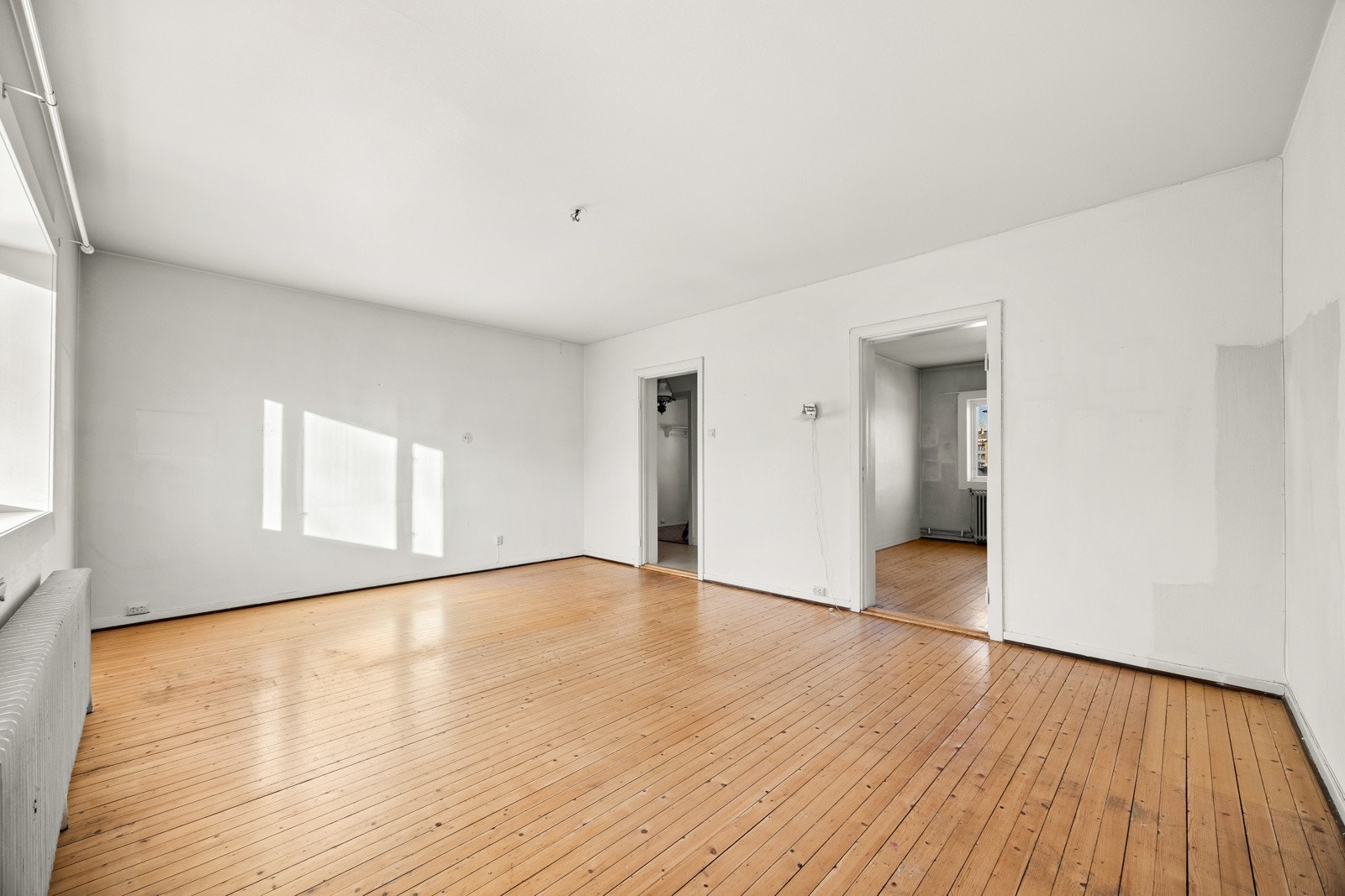 Stuen er av god størrelse. Om ønskelig kan kjøkkenet flyttes til stuen (krever søknad). Galleribilde