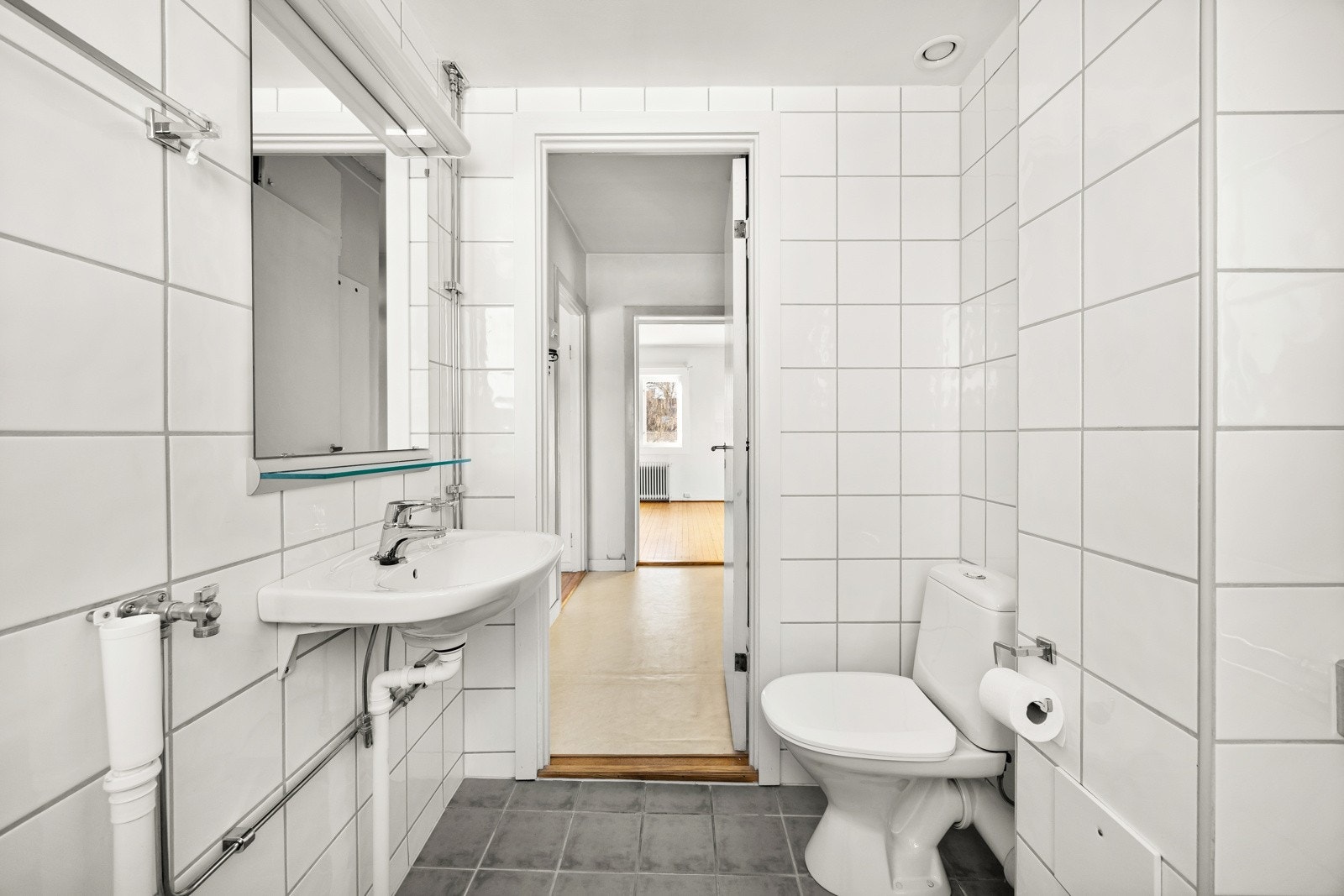 Det er montert gulvvarme på badet. Badet har opplegg for vaskemaskin. Galleribilde