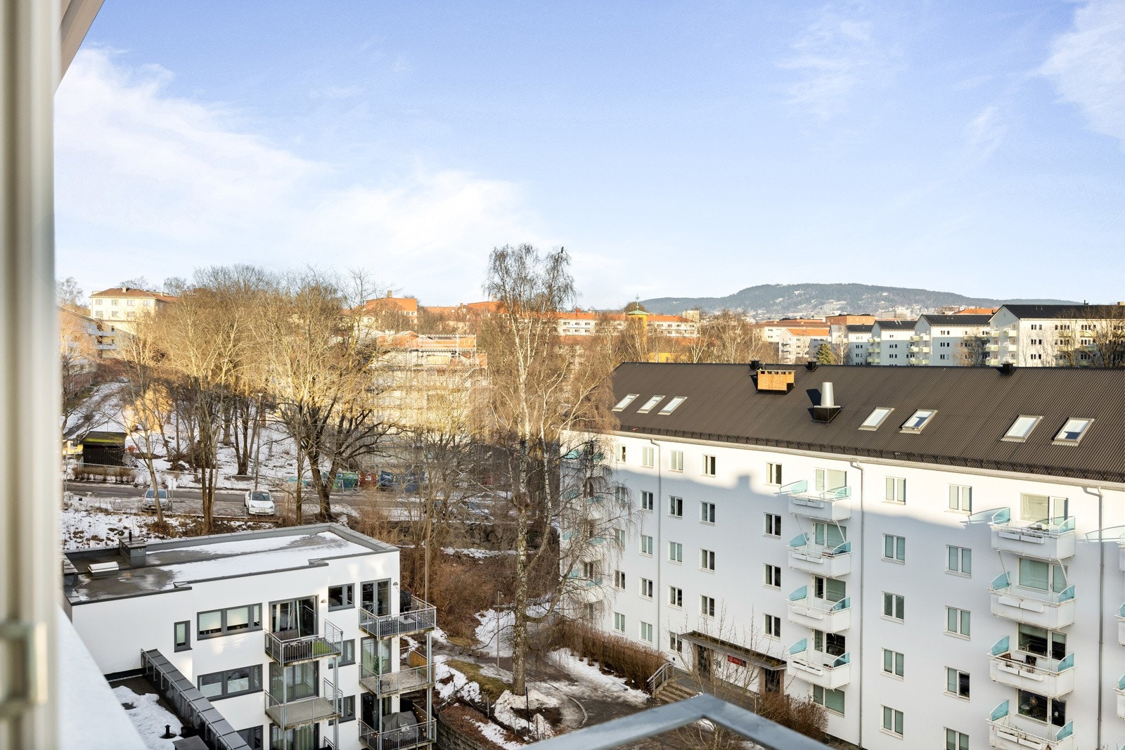 Boligen har fint utsyn mot byen og parkområder. Galleribilde