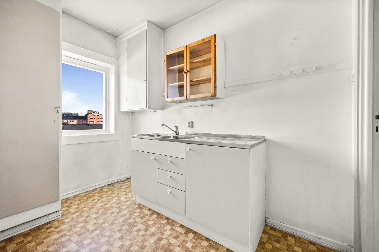 Kjøkkenet kan flyttes ut i stuen, slik at det kan etableres en alkoveløsning der kjøkkenet er i dag. (Krever søknad.) Galleribilde