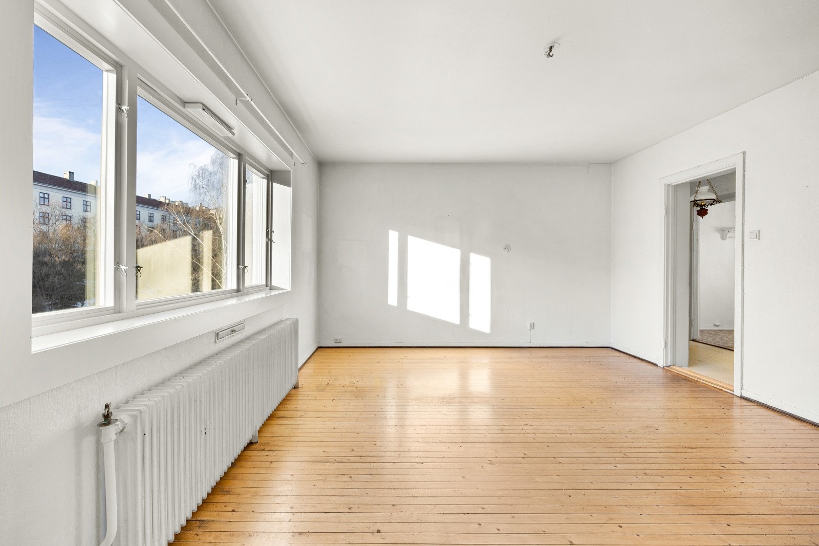 Stuen får rikelig med naturlig dagslys fra vindusflatene. Galleribilde