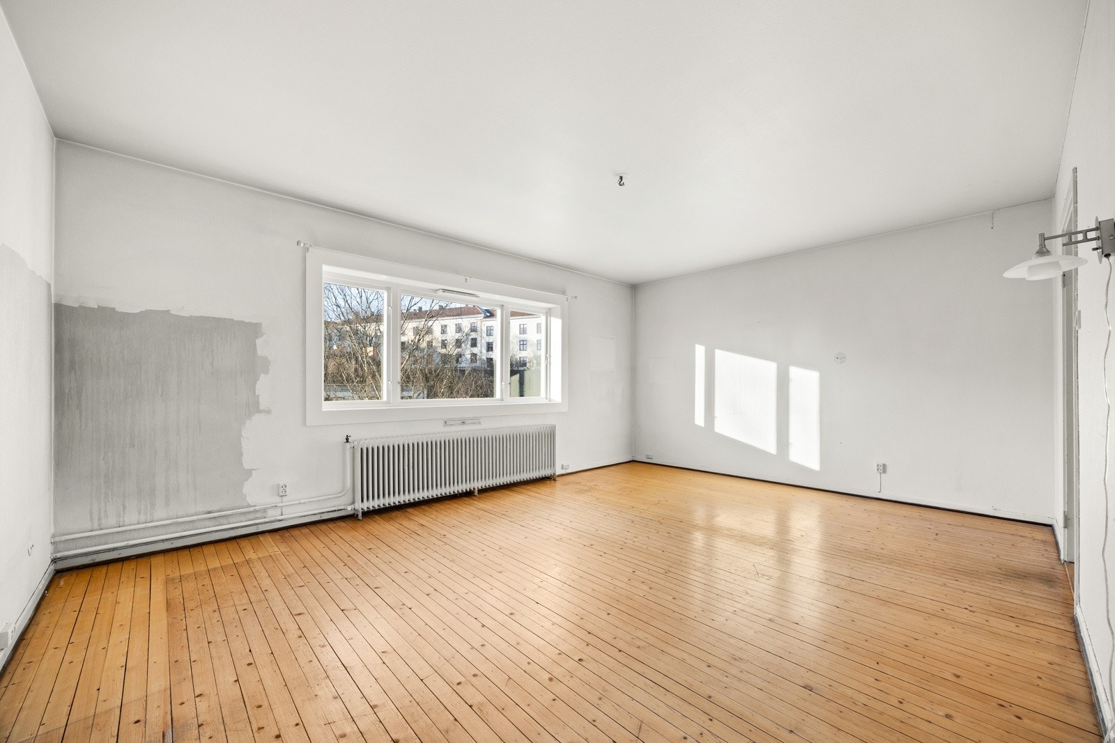 Stuen er av god størrelse og kan innredes med ulike soner for både egentid og sosialt samvær. Galleribilde