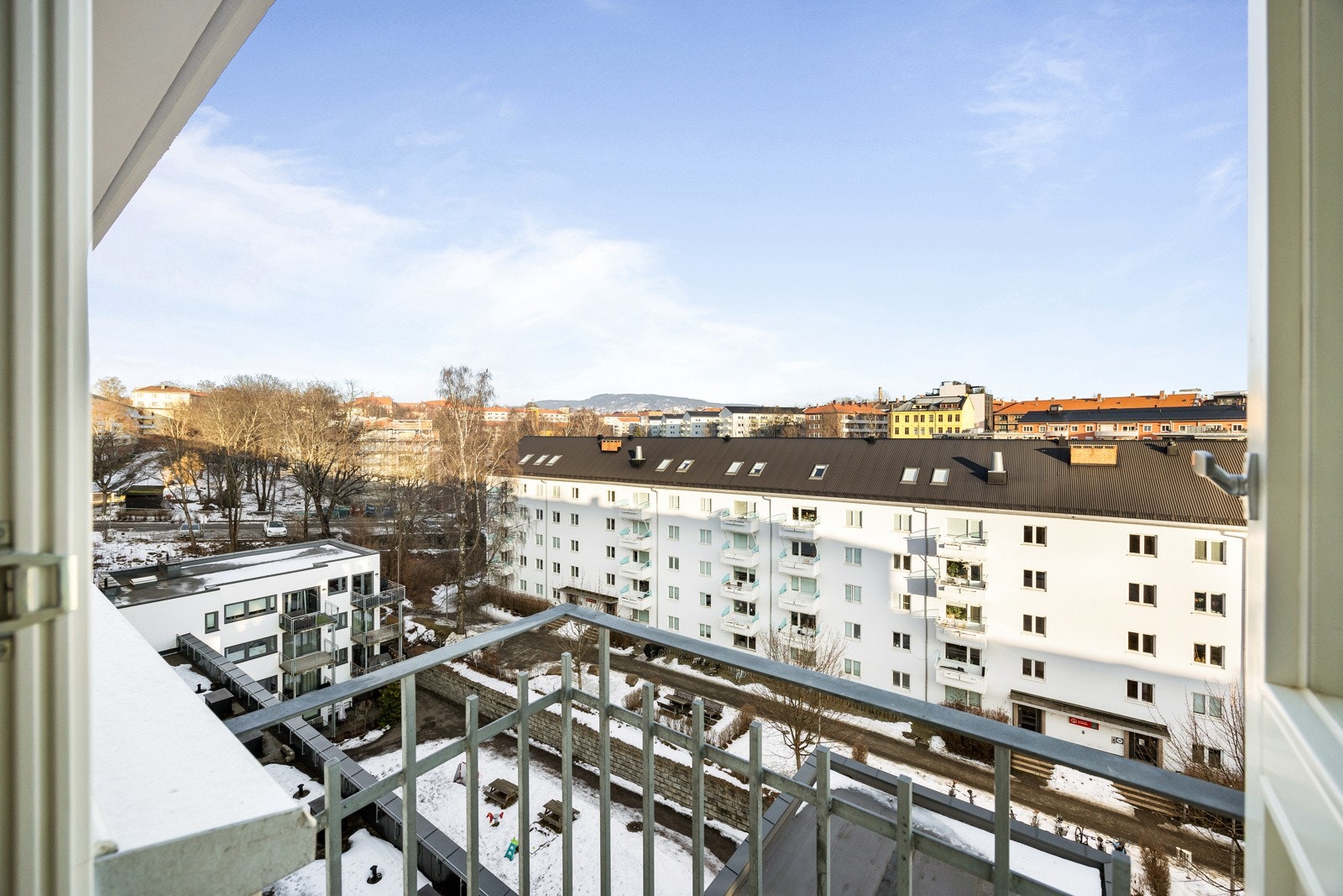 Boligen har en liten balkong utenfor soverommet. Galleribilde