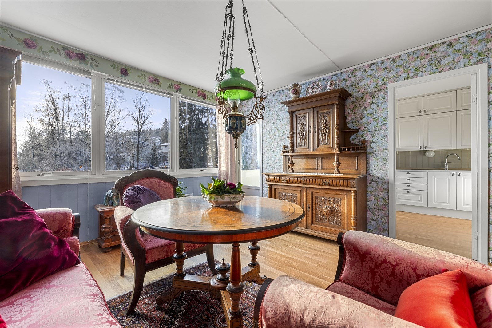 Tilsvarende leiligheter i samme borettslag har valgt en åpen løsning mellom stue og kjøkken. Det må gjøres nærmere undersøkelser av kjøper om dette kan la seg gjøre. Galleribilde