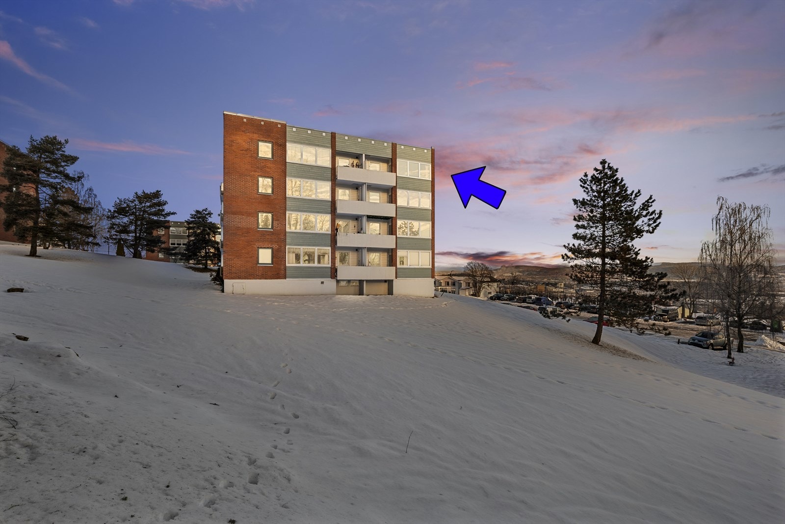 Kristin Noraker Likvern og Johan Offigstad har gleden av å presentere Prost Refsums veg 23 i Rælingen! Leiligheten ligger i byggets øverste etasje (4. etg). Galleribilde