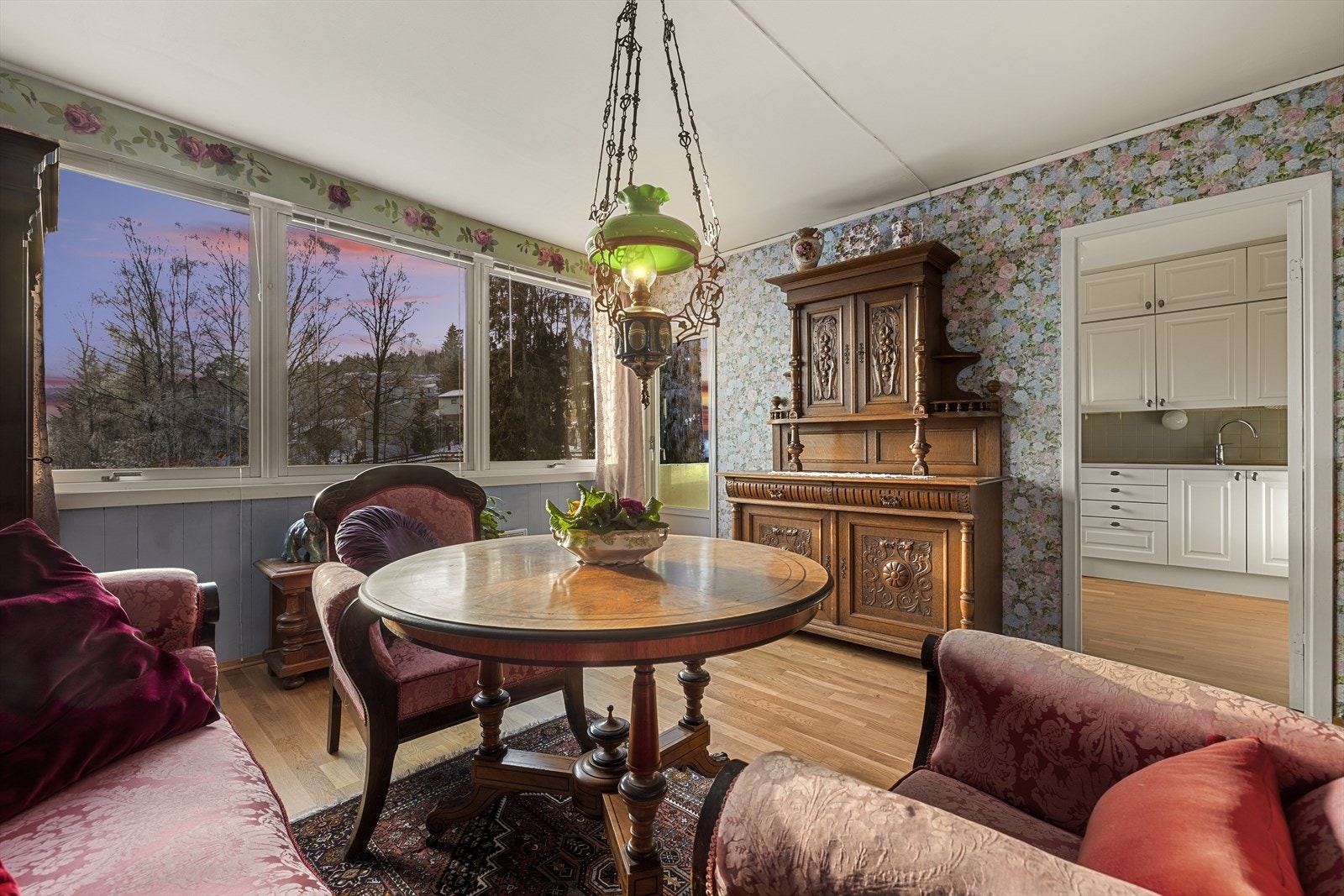 Dette er en leilighet med bl. annet god planløsning, balkong, nydelig utsikt og gode parkeringsmuligheter på borettslagets parkeringsplasser. Leiligheten har noe moderniseringsbehov. Galleribilde