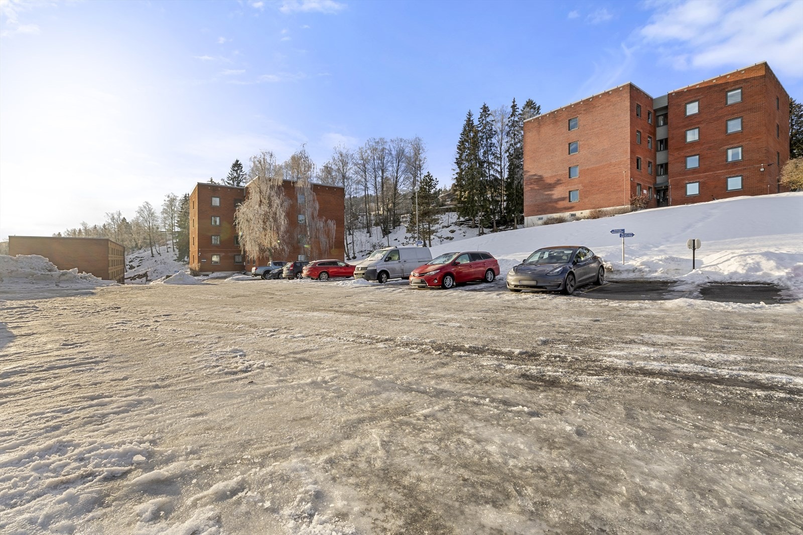Det er mange ledige plasser på parkeringsområdet til borettslaget. Det er et rikt utvalg av beboer- og gjesteparkering uten kostnader. Mulighet til å sette seg på venteliste for parkering med elbil-lading. Galleribilde