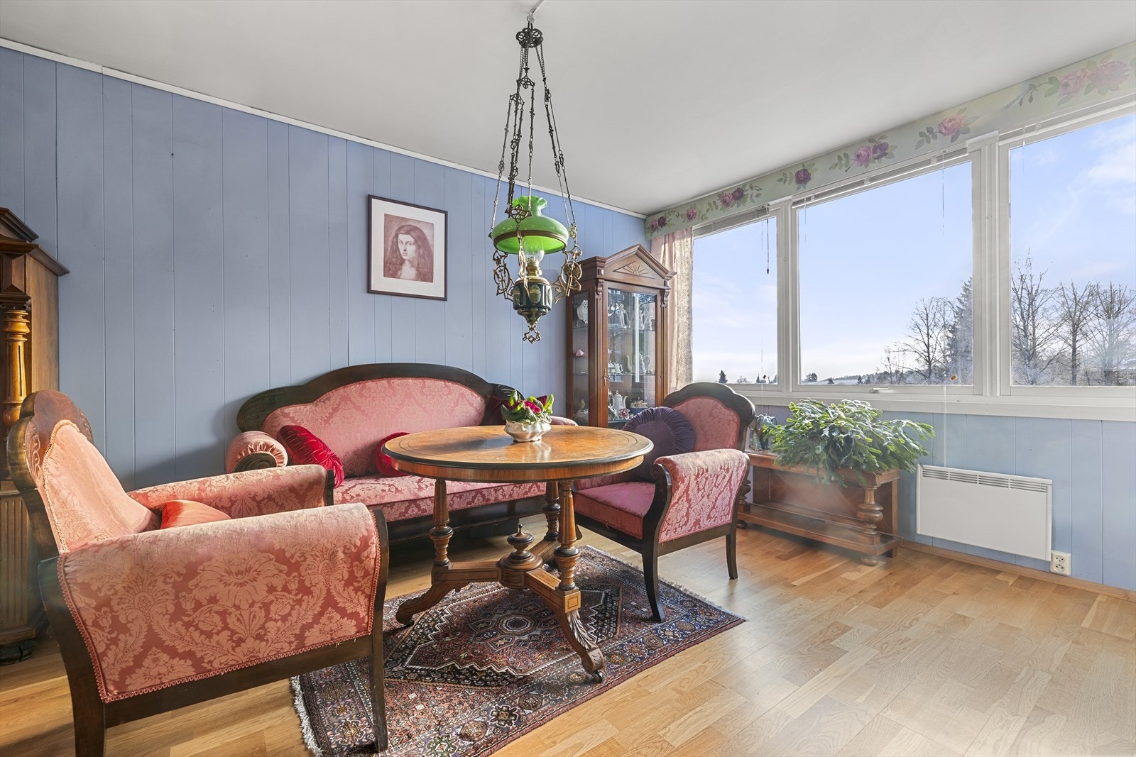 God plass til flere soner i stue. Utgang til sydvendt balkong. Galleribilde