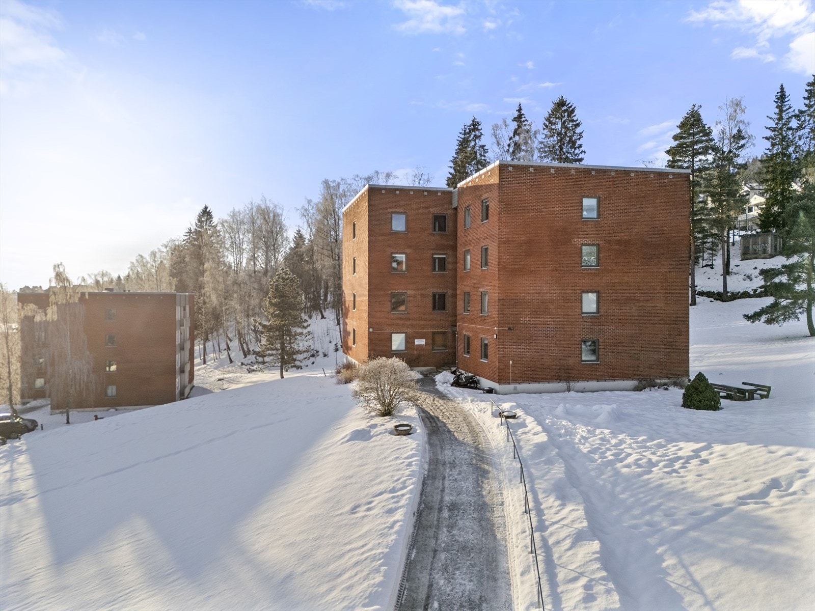 Leiligheten ligger i toppetasjen med fantastisk utsikt ut mot Lillestrøm by og Naturreservatet. Det er en barnevennlig og populær beliggenhet, ca 5 min unna Lillestrøm. Galleribilde