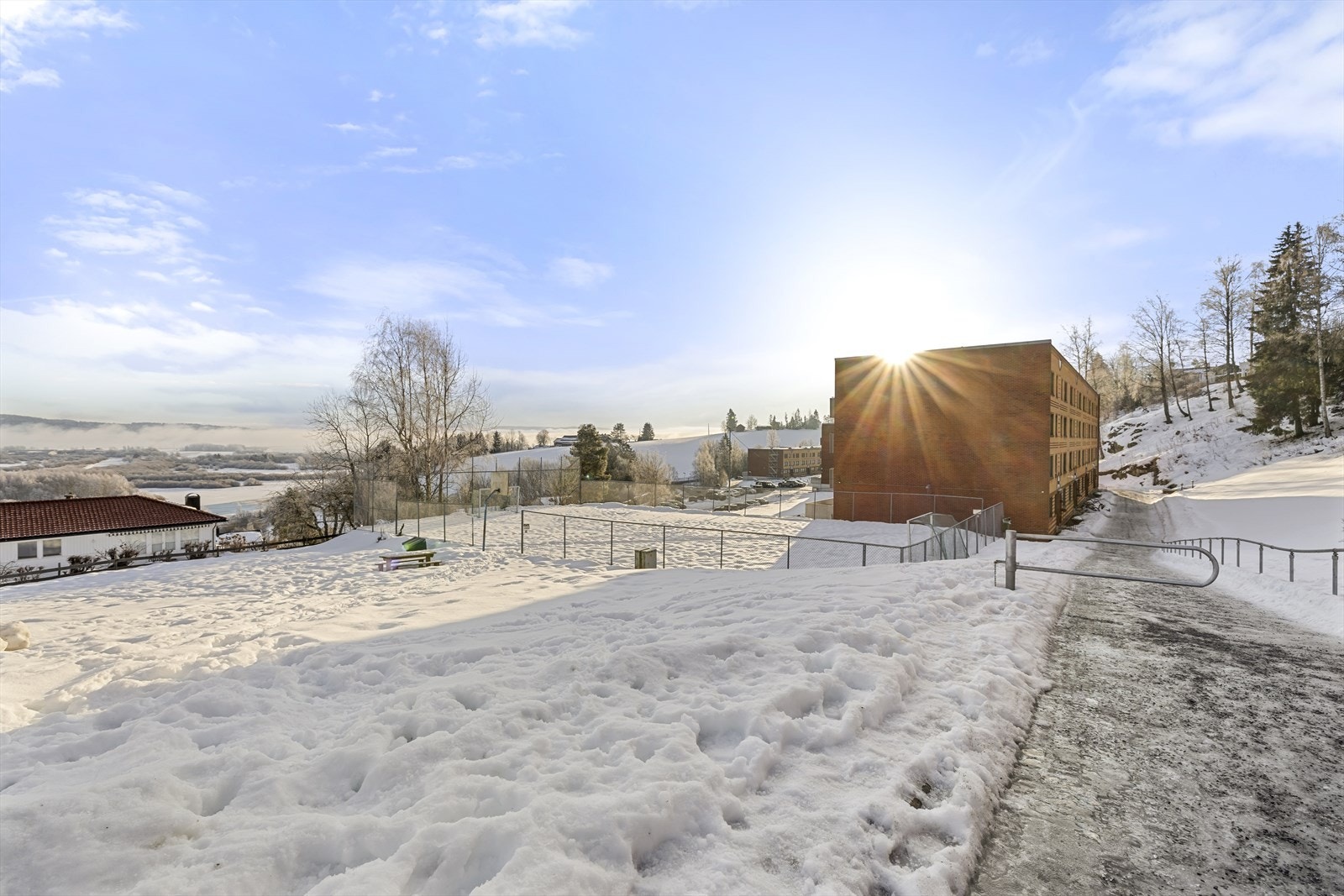 Borettslaget har en egen liten fotballbane som fritt kan benyttes. Galleribilde