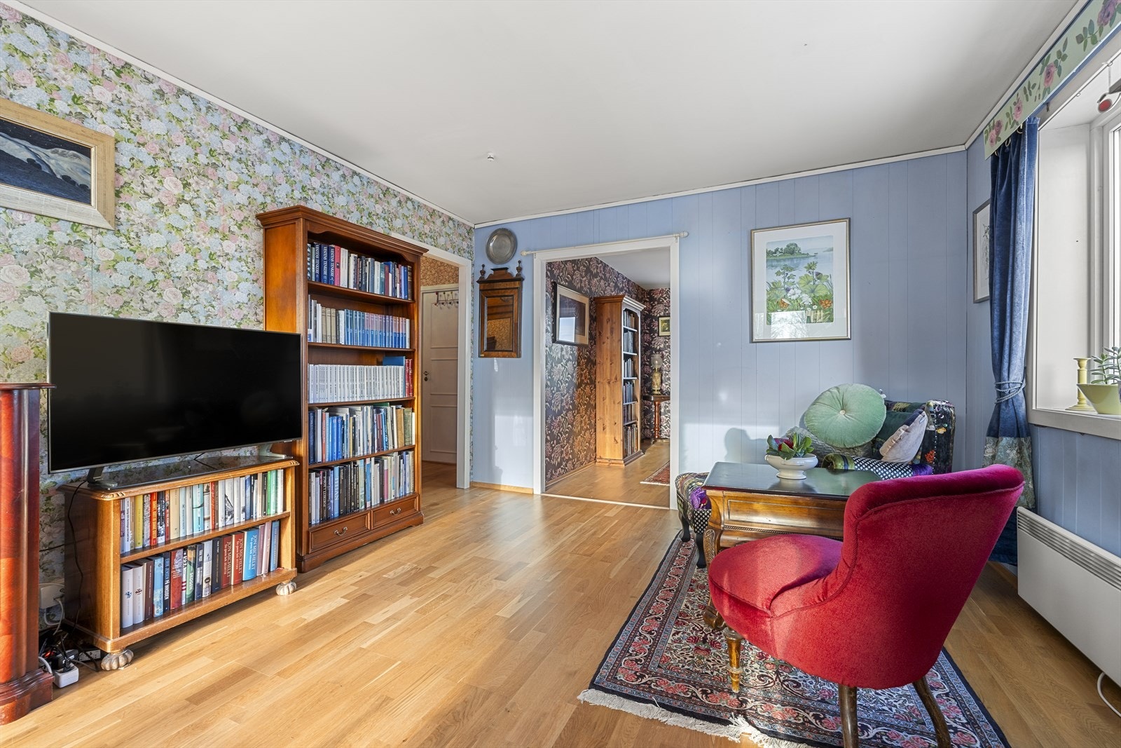 Romslig og lys stue med god plass til tv-møblement. Galleribilde