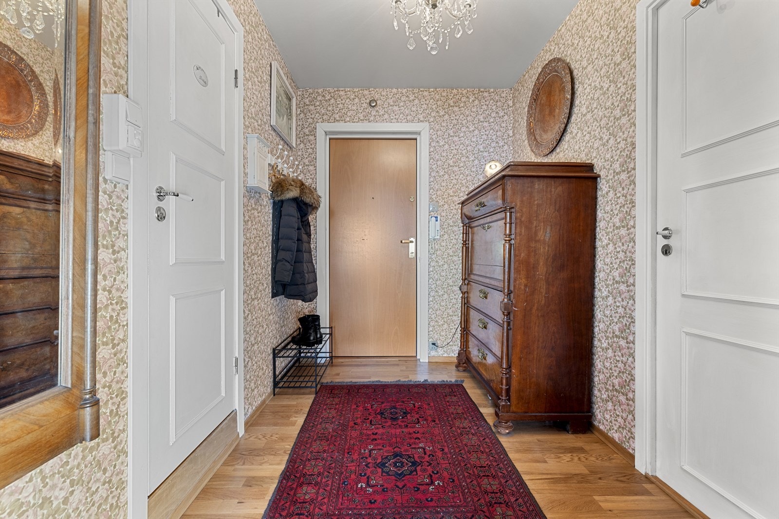 Velkommen inn! God plass i entre til oppheng for yttertøy og skohyller. Callinganlegg som lar deg slippe inn gjester fra leiligheten. Galleribilde