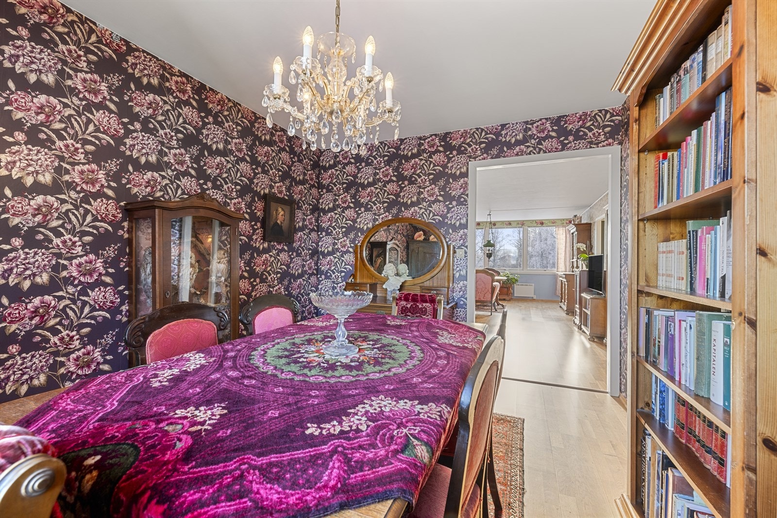 Egen separat spisestue, med plass til mange gjester. Dette rommet er opprinnelig soverom 2 og godkjent ifølge byggetegninger fra kommunen. Med enkle grep kan man ha totalt 2 soverom i leiligheten. Galleribilde