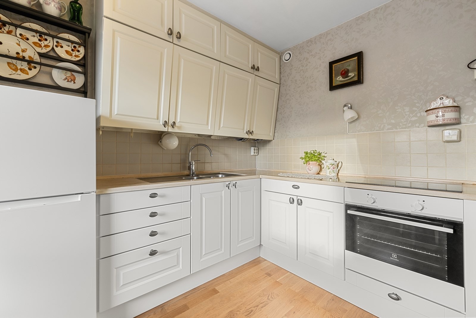 Kjøkkenet ble delvis oppgradert i 2019 og har rikelig med skapplass. Galleribilde