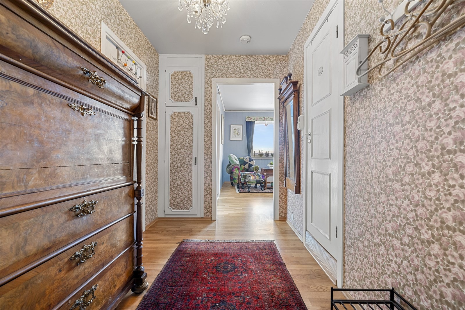 Gangen har eget lite praktisk integrert skap som kan brukes til å oppbevare diverse. Galleribilde