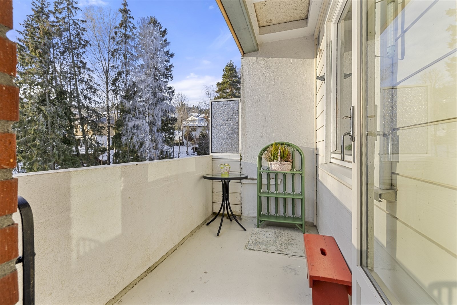 Delvis overbygget og fritthengende balkong anlagt mot sør med gode sol og utsiktsforhold. Balkongen har konstruksjon av betong med rekkverk av mur/betong. Galleribilde