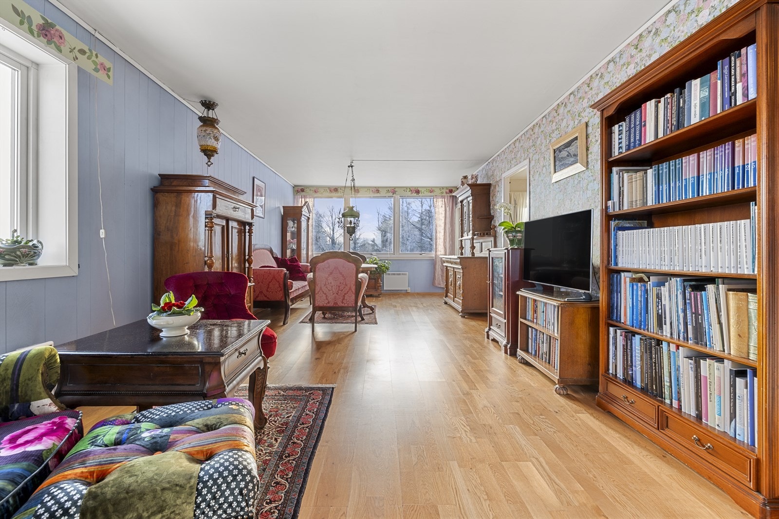 Stor og åpen stue med gode møbleringsforhold. Store vindusflater sørger for godt innslipp av naturlig lys. Galleribilde