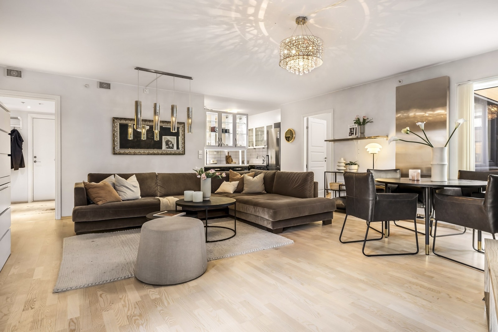 Romslig, åpen stue-/kjøkkenløsning Galleribilde