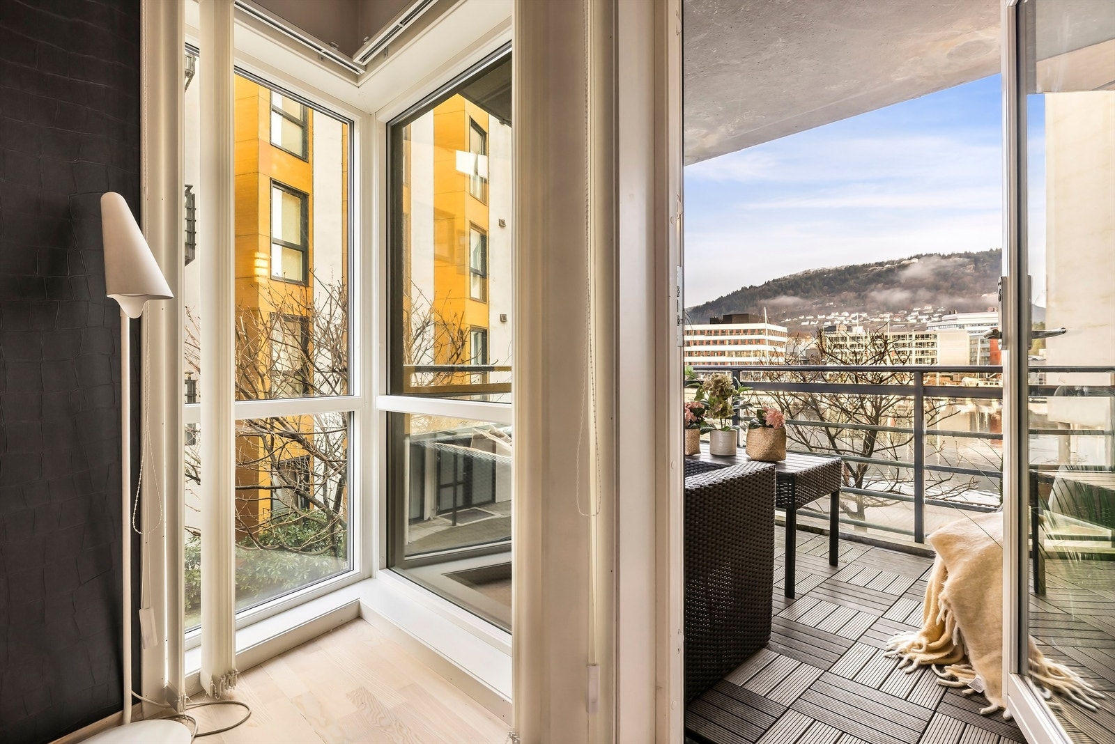 Det er utgang til altan fra stuen Galleribilde