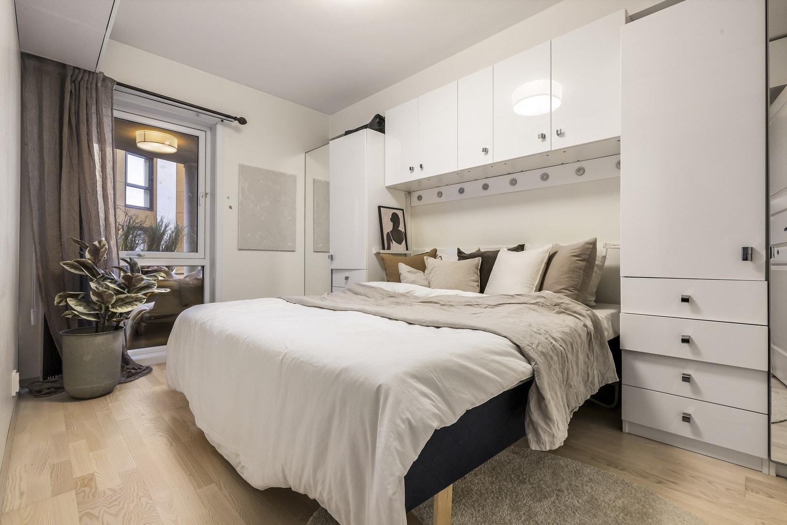 Leiligheten har to romslige soverom med plass til seng og garderobeløsning Galleribilde