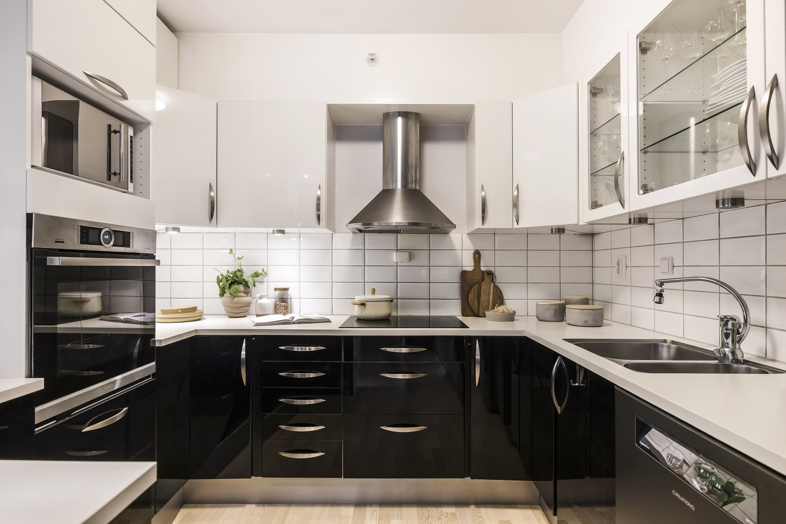 Flott kjøkkeninnredning med god plass til matlaging Galleribilde