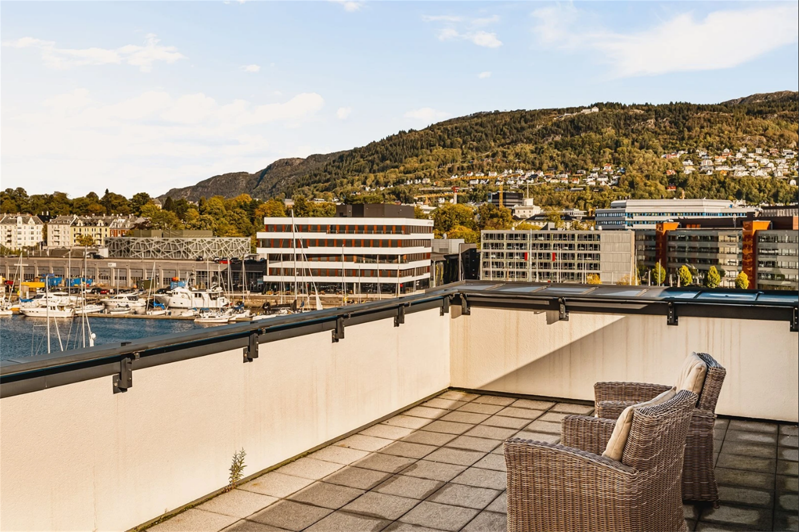 Takterrassenes utforming gjør at man enkelt kan plassere seg privat og flytte seg etter solen Galleribilde