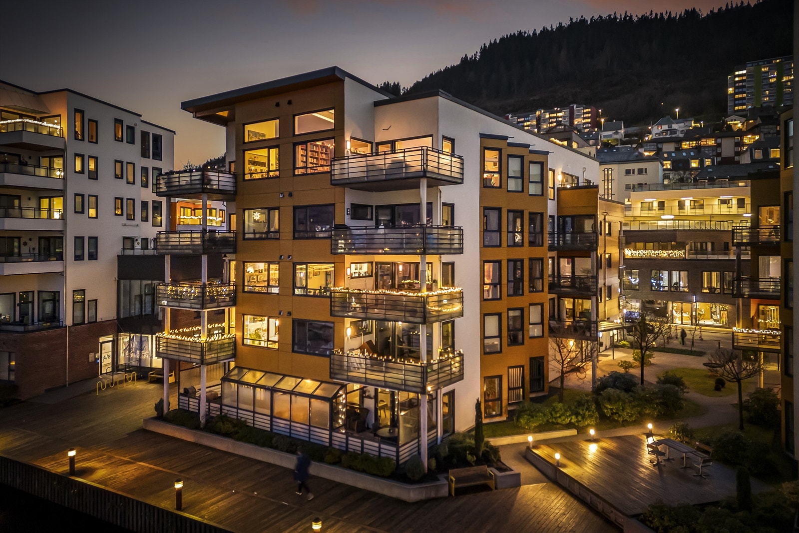 Boligen har en veldig populær og sentrumsnær beliggenhet i sjøkanten av Damsgårdssundet. Galleribilde