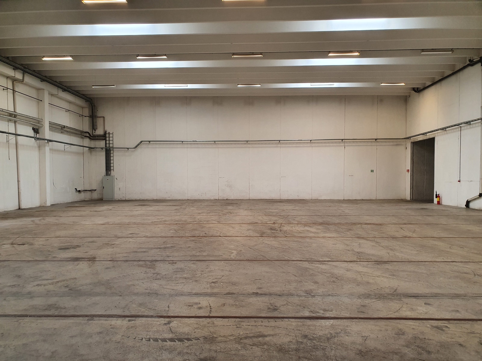 Høyhall 720 m2 sett mot tilstøtende mellomhall 560 m2.
Takhøyde 8 m. 2 lasteramper + kjøreport. Galleribilde