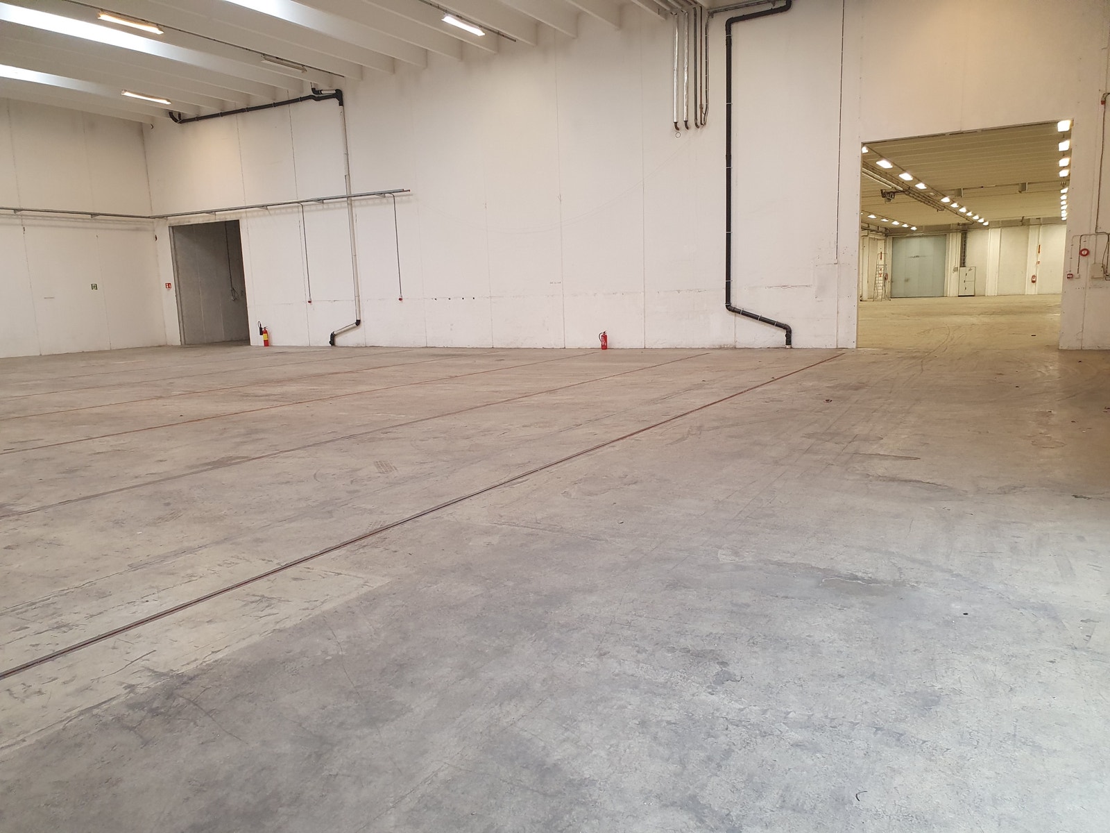 Høyhall sett mot tilstøtende produksjonshall 1550 m2 Galleribilde