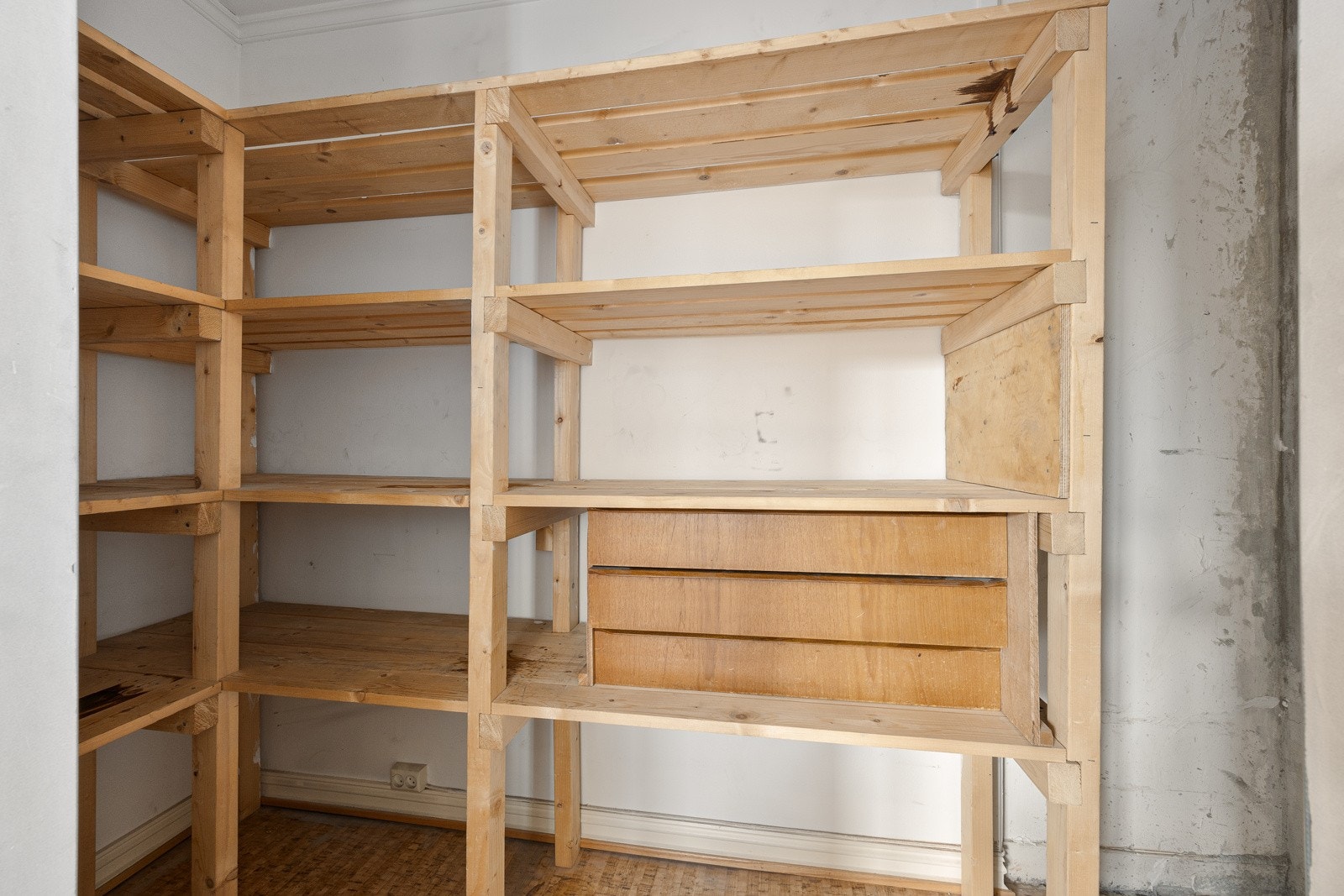 Bod i leilighet med medfølgende hyller Galleribilde