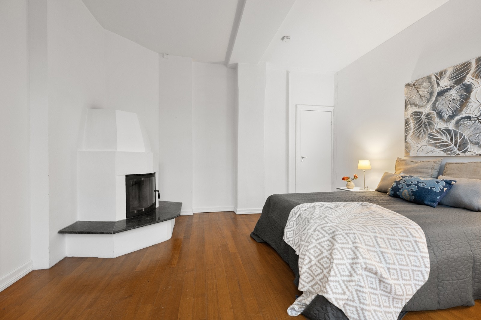 Hovedsoverommet har egen peisovn Galleribilde