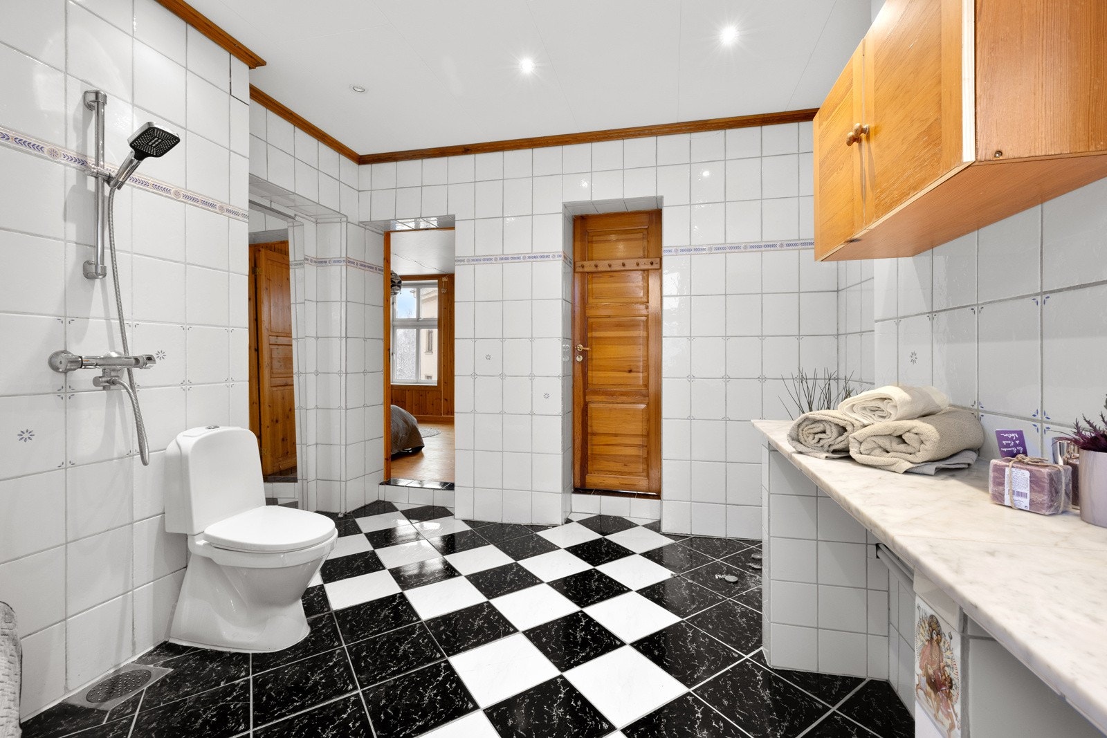 Stort baderom med behov for rennovering Galleribilde