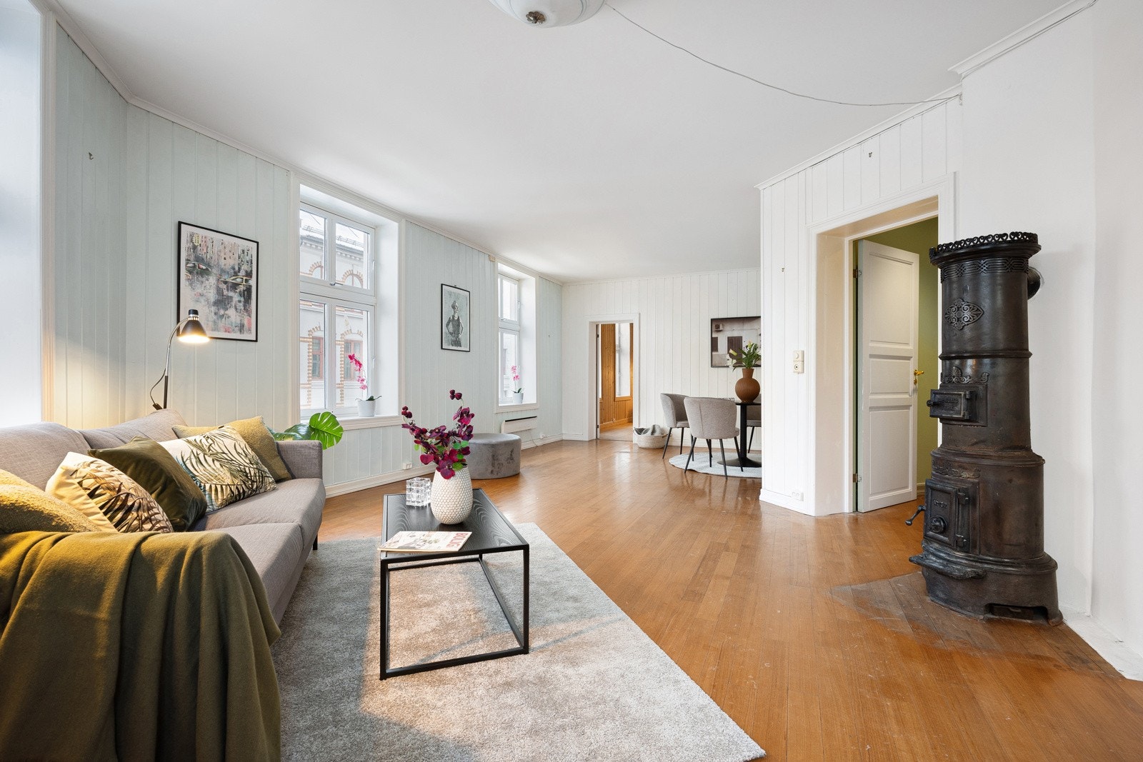 Lys og trivelig stue med hele 9 vinduer i stuen. Galleribilde