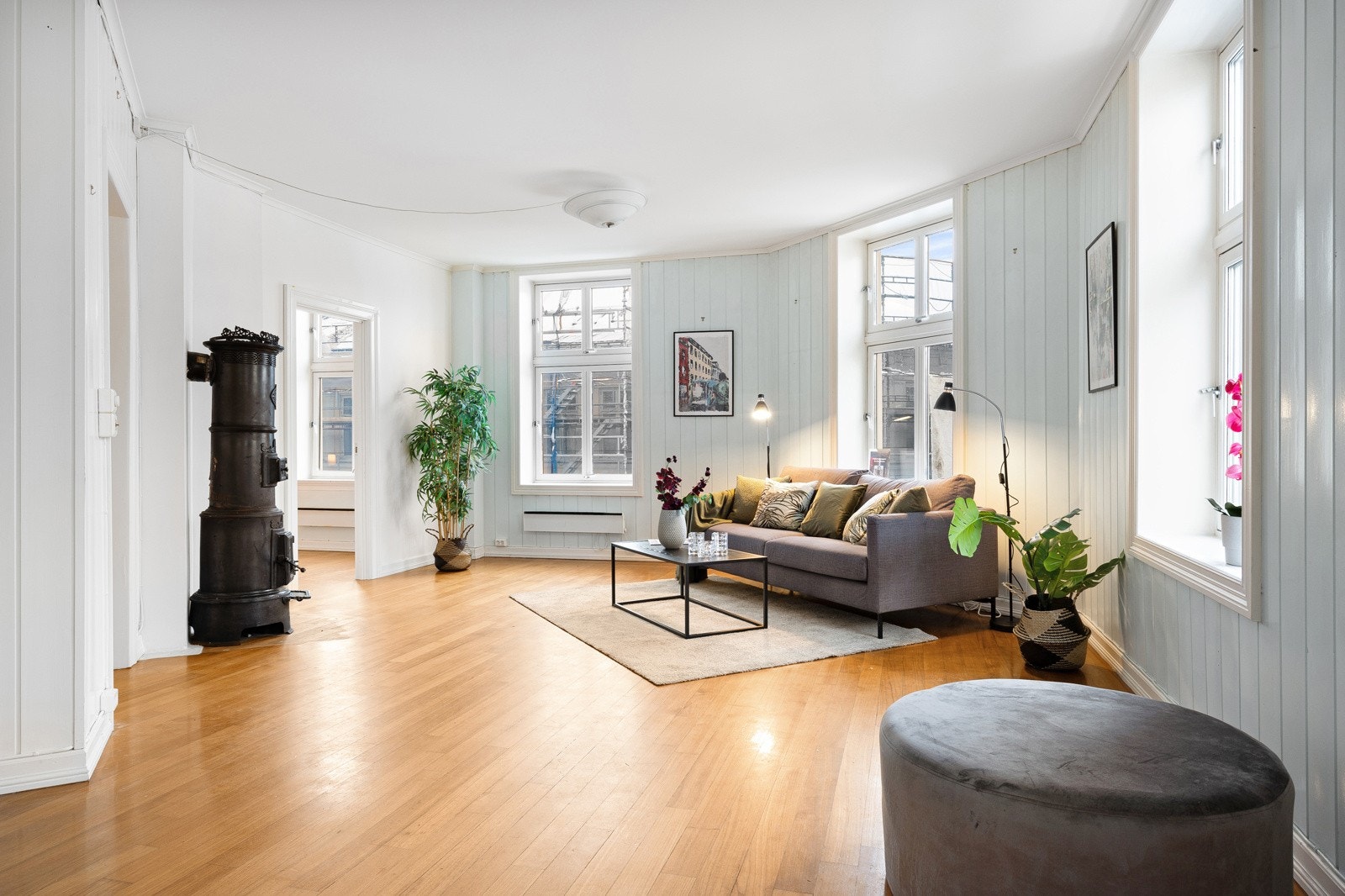 Drømmestue med plass til både sofa, spisestue, godt med veggplass for hyller mv. Galleribilde