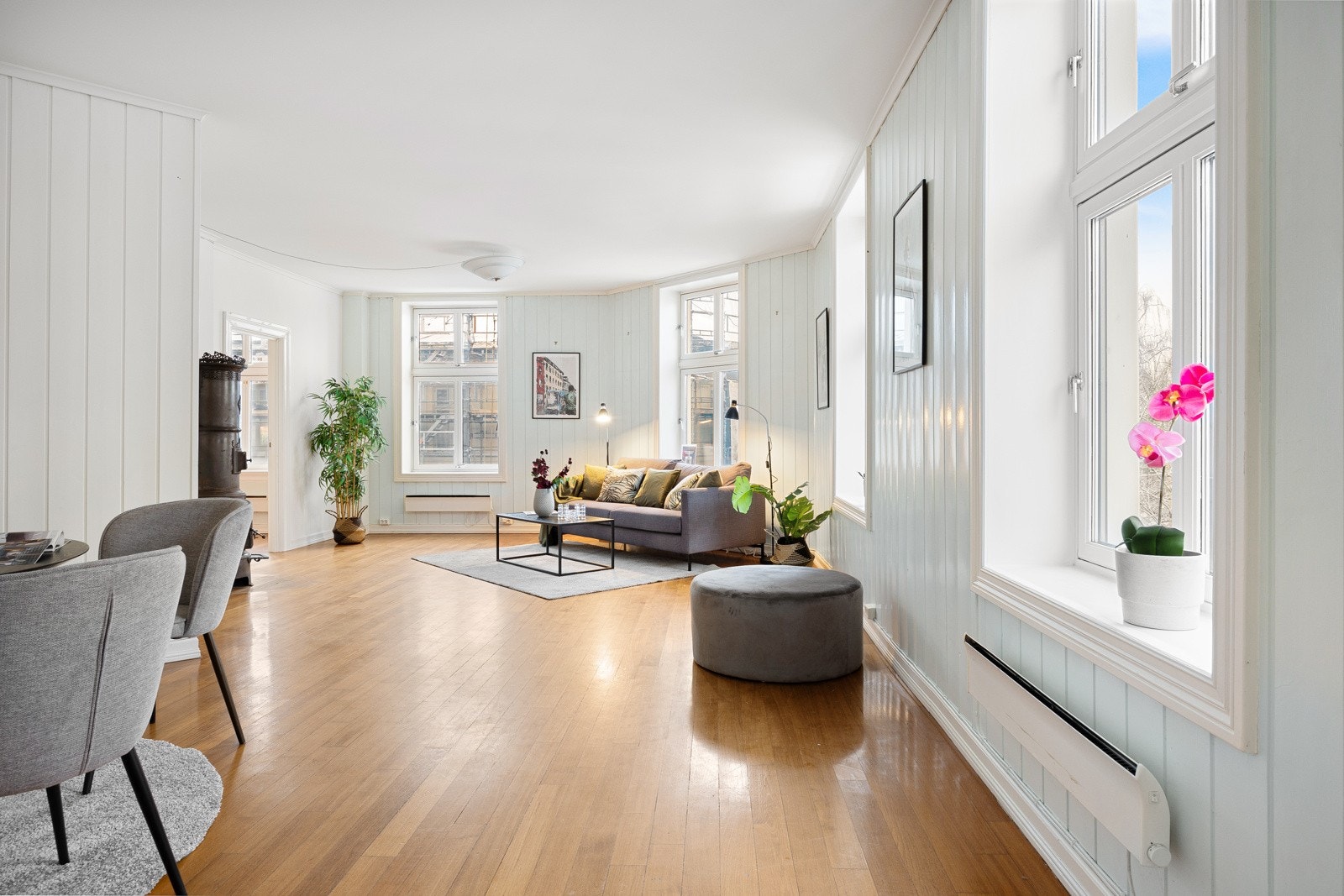 Store vindusflater med 9 vinduer i stuen som gir rikelig med naturlig lys i stuen Galleribilde