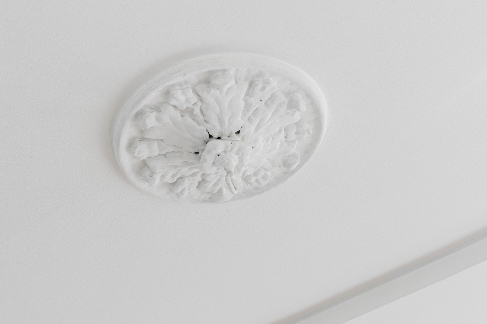 Klassisk rosett i soverommet Galleribilde