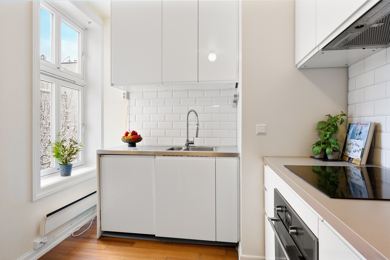 Nyere Ikea-kjøkken med integrerte hvitevarer som medfølger Galleribilde