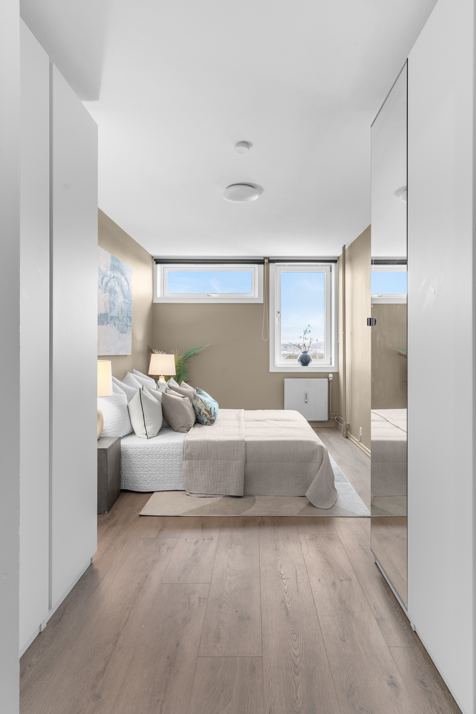 Det er to pene soverom i leiligheten, og begge har store vinduer som sørger for rikt, naturlig lysinnslipp og langstrakt utsikt. Galleribilde