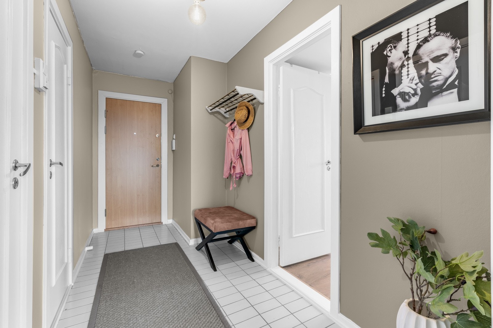 Entreen er eav god størrelse med plass til knaggrekker, skoskap og garderobeløsning. Ytterligere lagring i en disponibel loftsbod og i en disponibel kjellerbod. Galleribilde