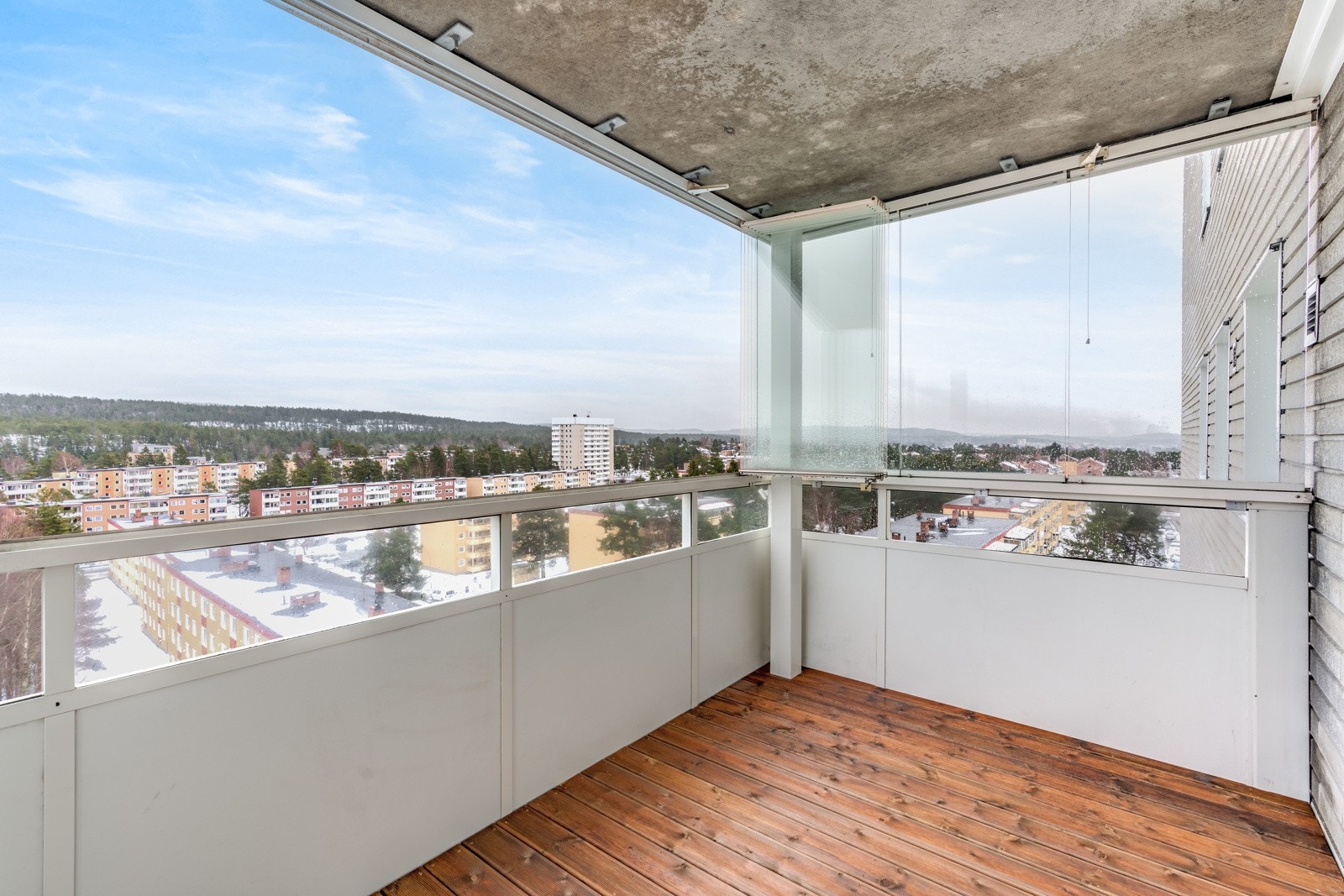 Fra stuen er det utgang til en østvendt, innglasset balkong på ca. 7,4 kvm. Nytt gulv på balkong i 2025. Overbygget og innglassingen, sørger for brukstid i all slags vær. Galleribilde