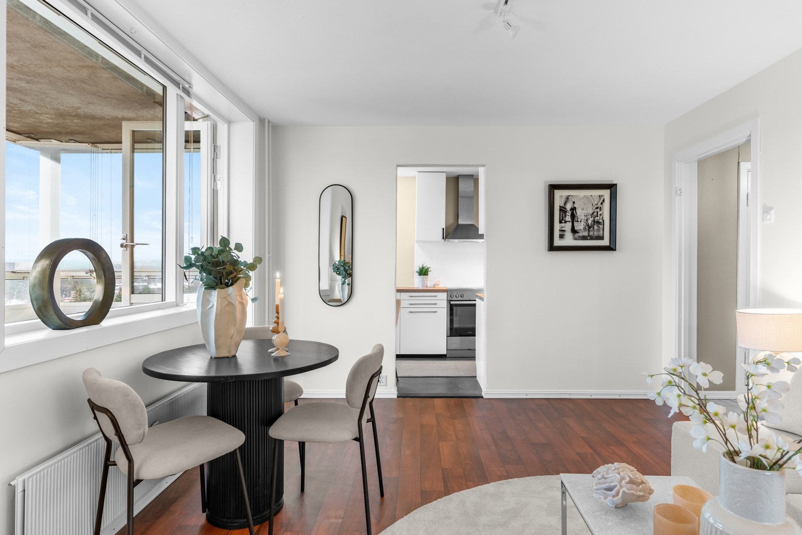 Leilighten får godt med naturlig lysinnslipp via store vindusflater. Vinduene og balkongdøren ble skiftet i regi av borettslaget i 2017. Galleribilde