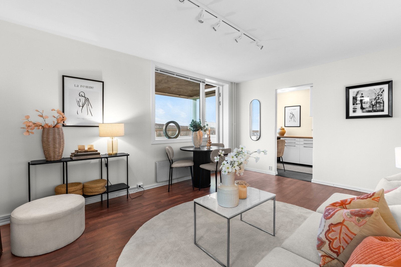 Kranveien 17 er en lys og velholdt 3-roms med romslig balkong i 9. etasje. Beliggenheten er attraktiv, med nærhet til populære turområder i Østmarka. Galleribilde