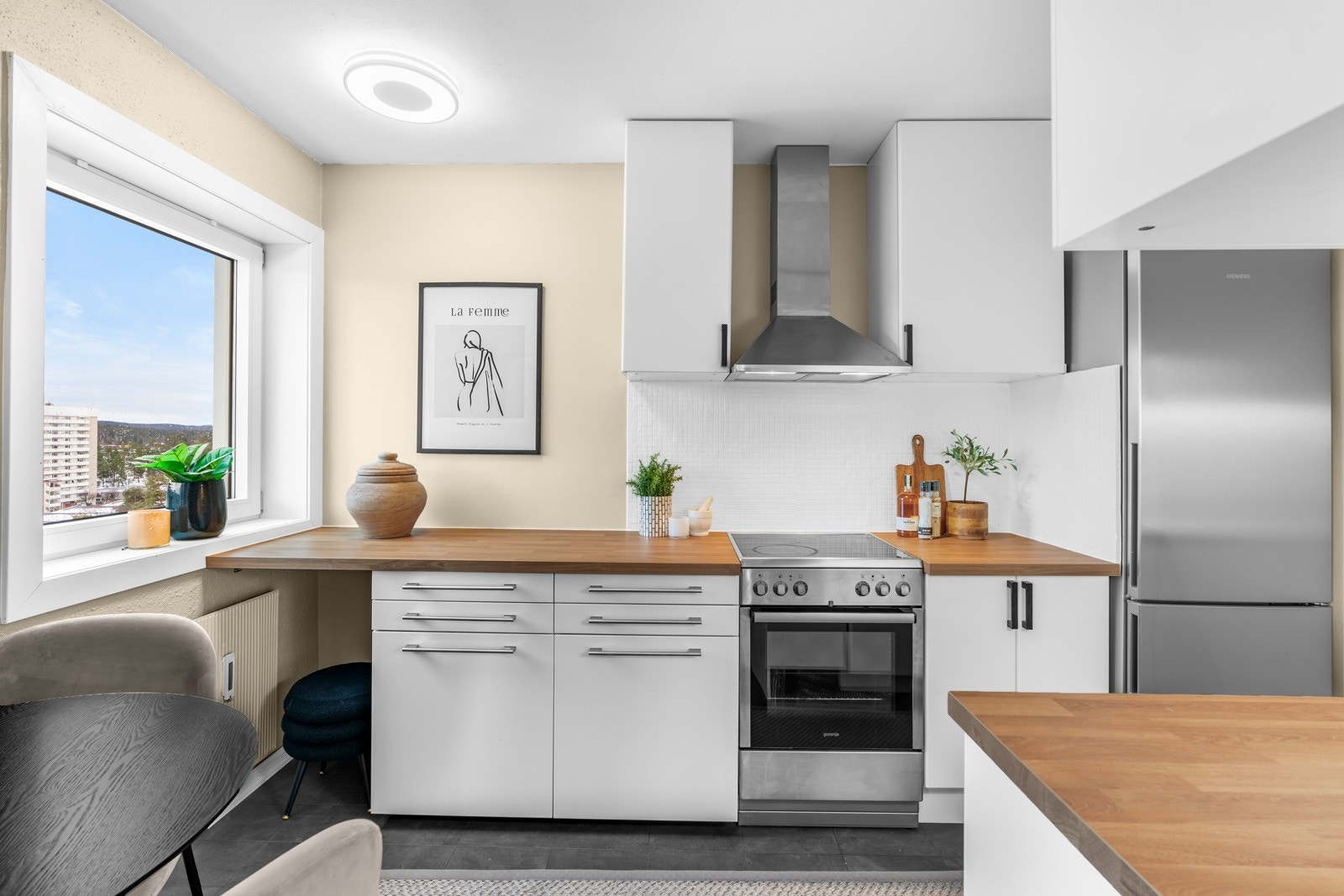 Kjøkkenet har et tidløst, pent og funksjonelt design med gode benkeflater og mye oppbevaringsplass. Galleribilde