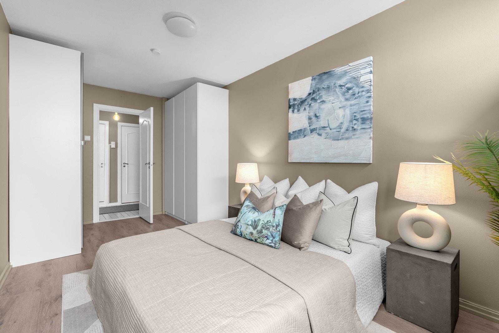 Hovedsoverommet er av god størrelse med plass til dobbeltseng og nattbord. Det ble lagt nytt laminatgulv på rommet i 2022. Galleribilde