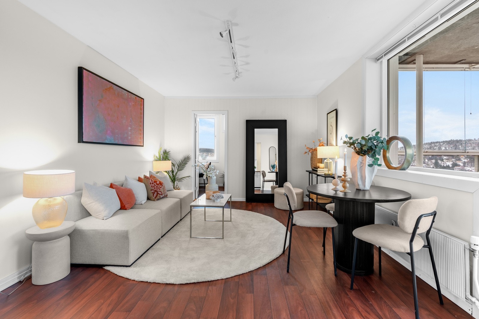 Stuen oppleves som luftig og innbydende, og byr på god plass til sofagruppe, lenestoler og tv-/mediastasjon. Galleribilde