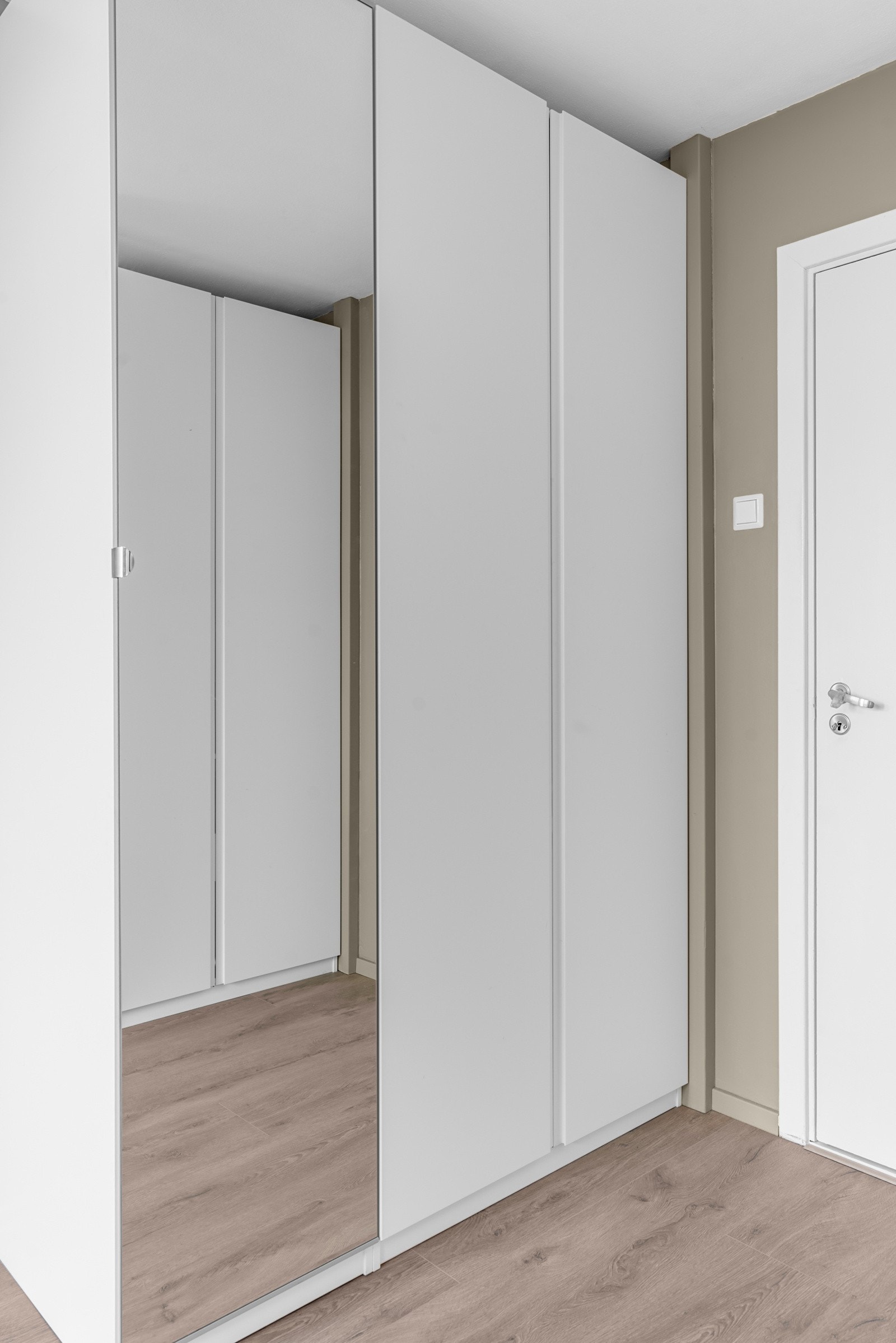 Rommet har også god plass til garderobeløsninger og er innredet med garderobeskap. Galleribilde